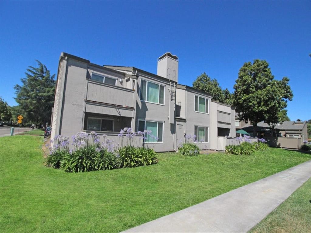 Laguna Park Apartments, 3639 W. Benjamin Holt Drive, Stockton, CA